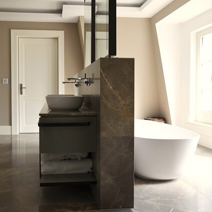 Waschtisch mit Aussicht im Naturstein-Masterbad aus #grigioimperialemarble nach Entwurf von @oanarosen in Szene. 

Fotos @kathrin_stroeh 

Ansprechpartner bei Ströhmann Steindesign: Uwe Ströhmann, ‪steindesign@stroehmann.de‬ oder unter Phone ‪+49 (0) 6122-1701400‬
#StroehmannSteindesign #naturstein #steindesign #steinmetz #steinmetzmeister #wallau #design #lifestyle #frankfurt #sachverständiger #wiesbaden #innenarchitektur #homesweethome #badezimmer #masterbad #bathroom #natursteinbad #marmor #boden #badewanne  #mapeibestprojectaward #inspirationsstyle #designdetails #interiordesignlovers #luxeathome #wirwissenwaswirtun