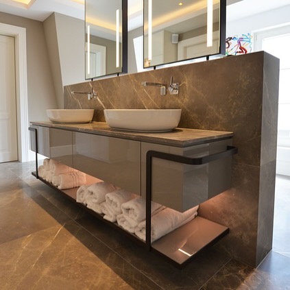 Lieblingsplatz ins rechte Licht gesetzt: Doppel-Waschtisch im Naturstein-Masterbad aus #grigioimperialemarble nach Entwurf von @oanarosen in Szene. 

Fotos @kathrin_stroeh 

Ansprechpartner bei Ströhmann Steindesign: Uwe Ströhmann, ‪steindesign@stroehmann.de‬ oder unter Phone ‪+49 (0) 6122-1701400‬
#StroehmannSteindesign #naturstein #steindesign #steinmetz #steinmetzmeister #wallau #design #lifestyle #frankfurt #sachverständiger #wiesbaden #innenarchitektur #homesweethome #badezimmer #masterbad #bathroom #natursteinbad #marmor #boden #badewanne  #mapeibestprojectaward #inspirationsstyle #designdetails #interiordesignlovers #luxeathome #wirwissenwaswirtun